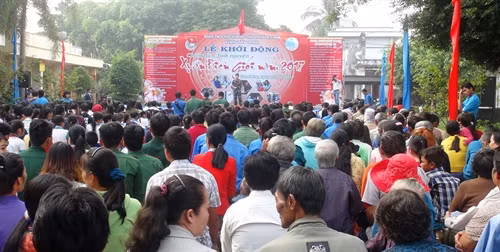 Đông đảo người dân, học sinh, đoàn viên, thanh niên tham gia buổi ra quân chiến dịch Xuân biên giới 2017. Ảnh: Thanh Tân-TTXVN