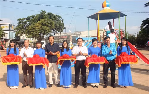 Cắt băng khánh thành khu vui chơi trẻ em tại UBND xã Tân Đông. Ảnh: Thanh Tân-TTXVN