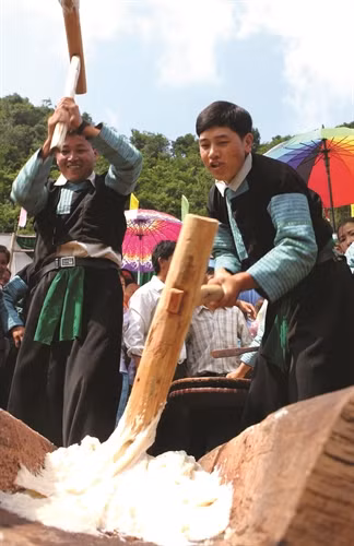Đồng bào Mông giã bánh giầy để chuẩn bị cho ngày Tết cổ truyền của dân tộc