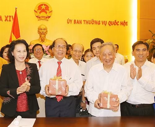 Chủ tịch Quốc hội Nguyễn Thị Kim Ngân tặng quà lưu niệm các đại biểu. Ảnh: Trọng Đức - TTXVN