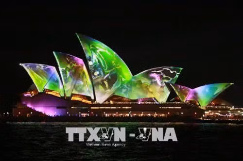 Nhà hát Opera Sydney lung linh huyền ảo với nhiều màu sắc dưới ánh sáng công nghệ 3D. Ảnh: Khánh Linh - Pv TTXVN tại Australia