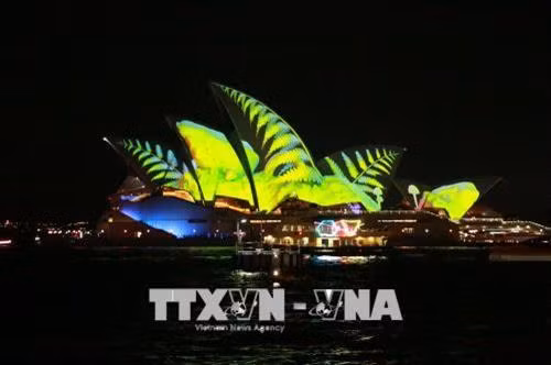 Nhà hát Opera Sydney lung linh huyền ảo với nhiều màu sắc dưới ánh sáng công nghệ 3D. Ảnh: Khánh Linh - Pv TTXVN tại Australia