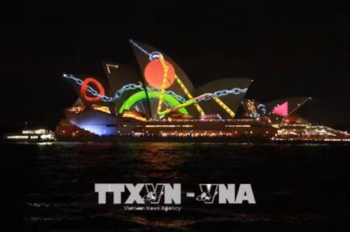 Nhà hát Opera Sydney lung linh huyền ảo với nhiều màu sắc dưới ánh sáng công nghệ 3D. Ảnh: Khánh Linh - Pv TTXVN tại Australia