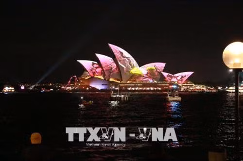 Nhà hát Opera Sydney lung linh huyền ảo với nhiều màu sắc dưới ánh sáng công nghệ 3D. Ảnh: Khánh Linh - Pv TTXVN tại Australia
