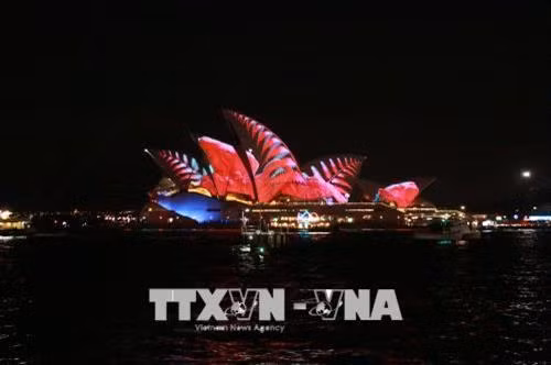Nhà hát Opera Sydney lung linh huyền ảo với nhiều màu sắc dưới ánh sáng công nghệ 3D. Ảnh: Khánh Linh - Pv TTXVN tại Australia