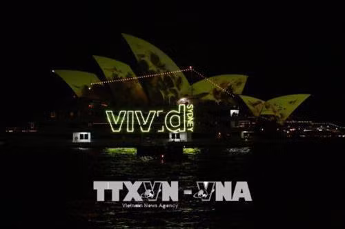 Nhà hát Opera Sydney lung linh huyền ảo với nhiều màu sắc dưới ánh sáng công nghệ 3D. Ảnh: Khánh Linh - Pv TTXVN tại Australia