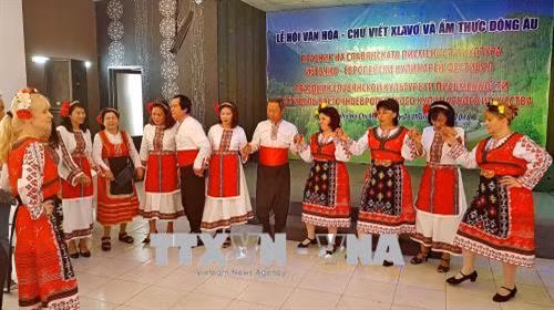 Các nghệ sĩ múa dân gian Bungari cùng các cựu du học sinh Việt Nam học tập tại các nước Đông Âu biểu diễn chào mừng. Ảnh: Thế Anh-TTXVN