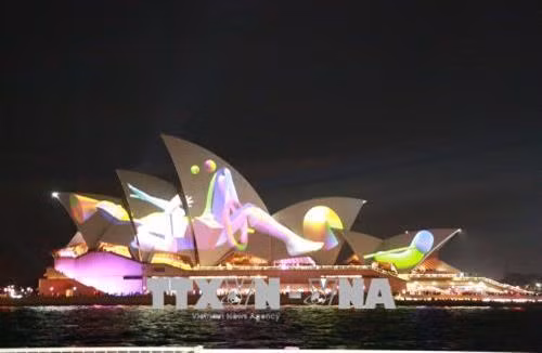 Nhà hát Opera Sydney lung linh huyền ảo với nhiều màu sắc dưới ánh sáng công nghệ 3D. Ảnh: Khánh Linh - Pv TTXVN tại Australia