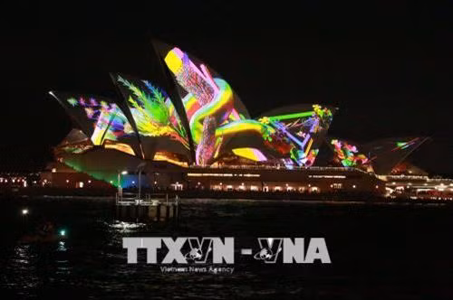 Nhà hát Opera Sydney lung linh huyền ảo với nhiều màu sắc dưới ánh sáng công nghệ 3D. Ảnh: Khánh Linh - Pv TTXVN tại Australia