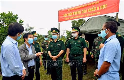 Phó Chủ tịch UBND tỉnh Thừa Thiên - Huế Nguyễn Văn Phương thăm hỏi các cán bộ, chiến sĩ tại các chốt chặn kiểm soát dịch COVID-19. Ảnh: Tường Vi - TTXVN