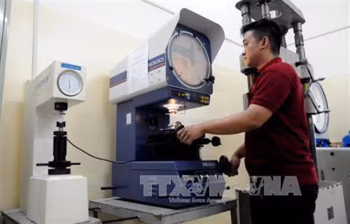 Hệ thống máy kiểm tra chất lượng ốc vít tại nhà máy Công ty cổ phần sản xuất thương mại Vĩ Nam Việt (Khu công nghiệp Lê Minh Xuân, Huyện Bình Chánh). Ảnh: An Hiếu - TTXVN