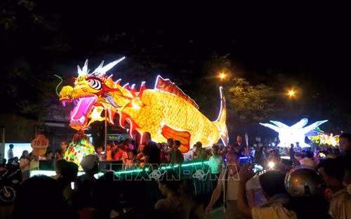Những mô hình đèn lồng khổng lồ được người dân xứ Tuyên chuyển hóa từ những câu chuyện cổ tích, truyện ngụ ngôn, danh lam thắng cảnh. Ảnh: Văn Tý-TTXVN Những mô hình đèn lồng khổng lồ được người dân xứ Tuyên chuyển hóa từ những câu chuyện cổ tích, truyện ngụ ngôn, danh lam thắng cảnh. Ảnh: Văn Tý-TTXVN Những mô hình đèn lồng khổng lồ được người dân xứ Tuyên chuyển hóa từ những câu chuyện cổ tích, truyện ngụ ngôn, danh lam thắng cảnh. Ảnh: Văn Tý-TTXVN Những mô hình đèn lồng khổng lồ được người dân xứ Tuyên chuyển hóa từ những câu chuyện cổ tích, truyện ngụ ngôn, danh lam thắng cảnh. Ảnh: Văn Tý-TTXVN Khoảng 90 mô hình đèn trung thu khổng lồ sẽ được rước diễu trong lễ hội, thu hút sự tham gia của hàng vạn du khách trong nước. Ảnh: Văn Tý-TTXVN