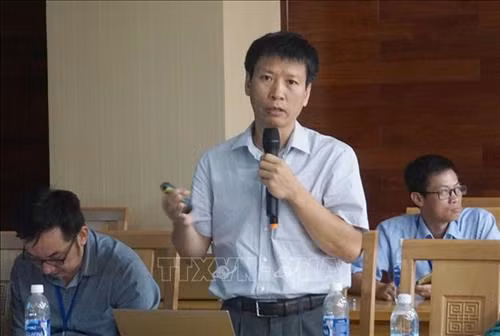 Ông Nguyễn Huy Phương, Văn phòng thường trực Ủy ban sông Mê Công Việt Nam giới thiệu về dự án thủy điện dòng chính Pắc Lay. Ảnh: Xuân Dự - TTXVN