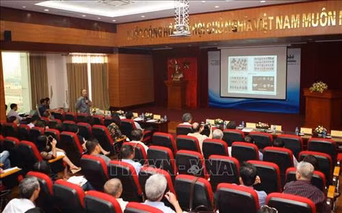 Trình bày kết quả khai quật sơ bộ, bước đầu trong hang động núi lửa Krông Nô, tỉnh Đắk Nông. Ảnh: Thanh Tùng-TTXVN