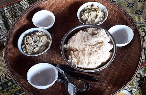 Chiếc pa điền xang (mâm mây đựng cơm) tinh tế, tiện dụng của người Vân Kiều ở xã Trường Sơn.