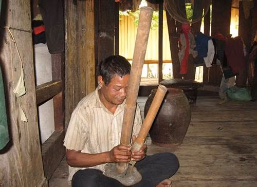 Ông Hồ Chắt, người Mày, bản Ka Ai (Dân Hóa, Minh Hóa) đọc lời khấn.