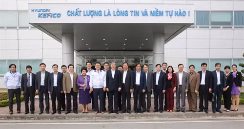 Đồng chí Đinh Thế Huynh và lãnh đạo tỉnh Hải Dương với Ban giám đốc công ty cổ phần Huyndai Kefico, Khu công nghiệp Đại An. Ảnh: Phương Hoa - TTXVN