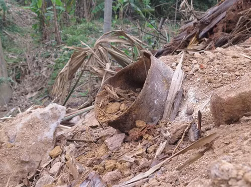 Đường ống dẫn nước han gỉ nằm bên vệ đường.