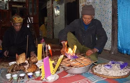 Thầy Tào làm lễ chúc thọ.
