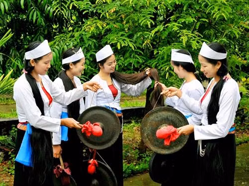 Trong hôn nhân của người Mường xưa, chỉ con trai mới có quyền được tìm người làm mối.
