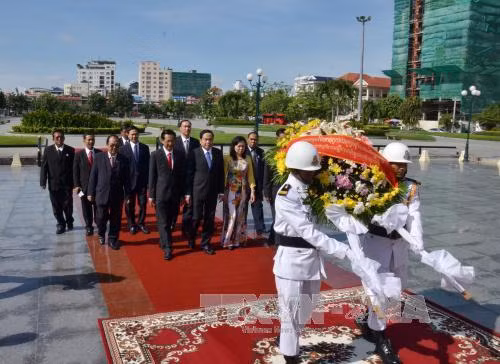 Đoàn đến đặt vòng hoa tại Đài Hữu nghị Việt Nam – Campuchia ở thủ đô Phnom Penh. Ảnh: Danh Chanh Đa - P/v TTXVN tại Campuchia