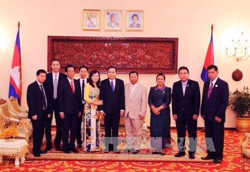 Đoàn chụp ảnh lưu niệm với Quyền Quốc trưởng, Chủ tịch Thượng viện, Phó Chủ tịch đảng Nhân dân Campuchia, Samdech Say Chhum và đại diện lãnh đạo các Ủy ban Thượng viện Campuchia. Ảnh: Trần Chí Hùng - P/v TTXVN tại Campuchia