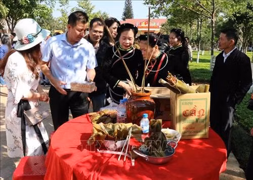 Các món ăn Tây Bắc thu hút đông du khách. Ảnh: Hồng Điệp - TTXVN Nặn tò he tại Lễ hội mùa xuân các dân tộc tỉnh Gia Lai 2019. Ảnh: Hồng Điệp - TTXVN Các loại nhạc cụ truyền thống dân tộc Tây Nguyên là điểm nhấn của Lễ hội mùa xuân các dân tộc tỉnh Gia Lai 2019. Ảnh: Hồng Điệp - TTXVN Múa Sạp tại Lễ hội. Ảnh: Hồng Điệp - TTXVN Các gian hàng rau củ tươi sống thu hút đông du khách. Ảnh: Hồng Điệp - TTXVN