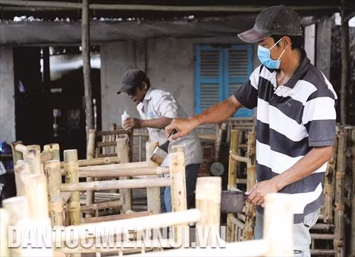 Làng nghề dệt chiếu Hàm Tân hiện có khoảng 400 hộ sinh sống bằng nghề dệt chiếu truyền thống, qua đó giải quyết việc làm cho hơn 1.000 lao động