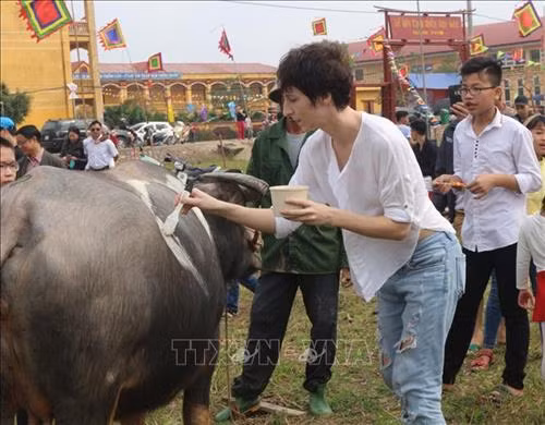 Nữ họa sỹ người Nga tham gia hội thi. Ảnh: Nguyễn Chinh - TTXVN