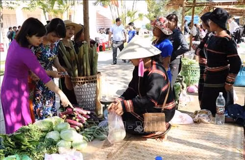 Các món ăn Tây Bắc thu hút đông du khách. Ảnh: Hồng Điệp - TTXVN Nặn tò he tại Lễ hội mùa xuân các dân tộc tỉnh Gia Lai 2019. Ảnh: Hồng Điệp - TTXVN Các loại nhạc cụ truyền thống dân tộc Tây Nguyên là điểm nhấn của Lễ hội mùa xuân các dân tộc tỉnh Gia Lai 2019. Ảnh: Hồng Điệp - TTXVN Múa Sạp tại Lễ hội. Ảnh: Hồng Điệp - TTXVN Các gian hàng rau củ tươi sống thu hút đông du khách. Ảnh: Hồng Điệp - TTXVN