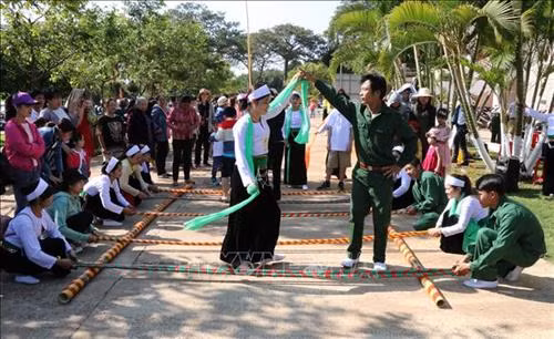 Múa Sạp tại Lễ hội. Ảnh: Hồng Điệp - TTXVN Du khách thưởng thức ẩm thực tại Lễ hội. Ảnh: Hồng Điệp - TTXVN