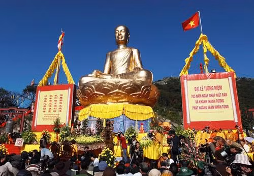 Tượng Phật hoàng Trần Nhân Tông tại Khu Di tích danh thắng non thiêng Yên Tử. Ảnh: Nguyễn Dân - TTXVN