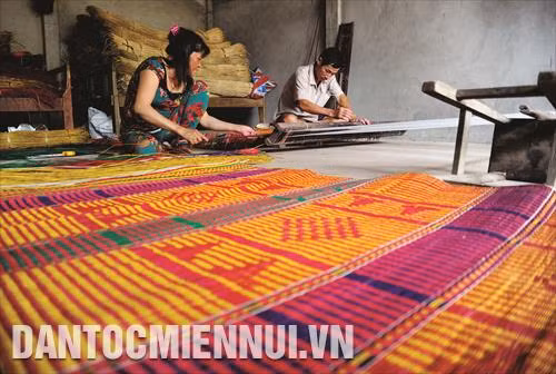 Đề án bảo tồn và phát triển làng nghề truyền thống của tỉnh Trà Vinh đã góp phần giúp cho hàng trăm người thợ dân tộc Khmer làm nghề đóng giường tre ở xã Hàm Giang, huyện Trà Cú có được cuộc sống sung túc hơn