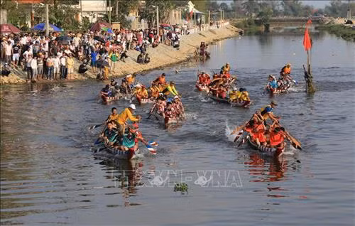Hội đua thuyền tại thị trấn Sịa. Ảnh: Hồ Cầu-TTXVN