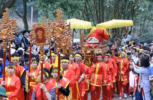 Lễ rước cỏ voi của người dân thôn Xuân Tảo, xã Xuân Giang. Ảnh: Quang Quyết - TTXVN Người dân xin lộc hoa tre trong ngày hội cầu mong một năm sức khỏe, may mắn…Ảnh: Quang Quyết - TTXVN Lễ rước cỏ voi của người dân thôn Xuân Tảo, xã Xuân Giang. Ảnh: Quang Quyết - TTXVN Lễ rước trầu cau của người dân thôn Đan Tảo, xã Tân Minh. Ảnh: Quang Quyết - TTXVN Nghi thức rước vị nữ tướng tại Lễ hội đền Sóc năm 2019. Ảnh: Quang Quyết - TTXVN Lễ rước ngà voi của người dân thôn Đức Hậu, xã Đức Hòa. Ảnh: Quang Quyết - TTXVN Quang cảnh Lễ khai hội đền Sóc năm 2019. Ảnh: Quang Quyết - TTXVN Đông đảo du khách thập phương về dự lễ khai hội đền Sóc năm 2019. Ảnh: Quang Quyết - TTXVN Lễ rước voi chiến của người dân thôn Dược Thượng, xã Tiên Dược. Ảnh: Quang Quyết - TTXVN Lễ rước cầu húc của người dân thôn Xuân Dục, xã Tân Minh. Ảnh: Quang Quyết - TTXVN