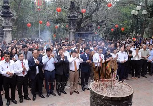 Lễ rước nữ tướng của người dân thôn Xuân Tàng, xã Bắc Phú. Ảnh: Quang Quyết - TTXVN Các đại biểu và nhân dân dâng hương trong ngày khai hội đền Sóc năm 2019. Ảnh: Quang Quyết - TTXVN Lễ rước ngựa sắt của người dân thôn Phù Mã, xã Phù Linh. Ảnh: Quang Quyết - TTXVN Lễ rước cầu húc của người dân thôn Xuân Dục, xã Tân Minh. Ảnh: Quang Quyết - TTXVN