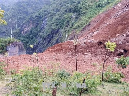 Hơn 15.000m3 đất đá đổ xuống, trôi lấp toàn bộ mặt đường. Ảnh: TTXVN phát