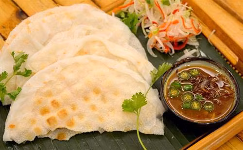Bánh tráng đập Người con xứ Quảng không ai xa lạ với món ăn dân dã gắn liền tuổi thơ có giá bình dân này. Bánh tráng đập dập có 2 lớp bánh tráng giòn bên ngoài, bên trong là bánh ướt mềm dẻo. Người đầu bếp sẽ nướng vàng hai mặt bánh tráng giòn bên ngoài cho dậy hương thơm trước khi phục vụ thực khách.