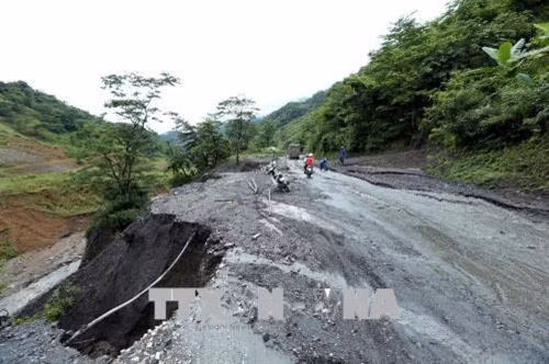 Một điểm sạt lở trên tuyến Quốc lộ 12 gây khó khăn cho người và các phương tiện tham gia giao thông. Ảnh: Phan Tuấn Anh - TTXVN