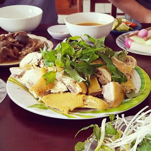 Cơm gà Tam Kỳ có thể được dùng với cơm trắng hoặc cơm rang. Đặc biệt, cơm được nấu với nước dùng gà và một ít nước nghệ giã. Do đó khi chín, cơm có màu vàng bắt mắt, thơm ngậy. Món cơm gà của xứ Quảng đã lấy lòng biết bao thực khách trong nước và quốc tế. Thịt gà chính là nguyên liệu đặc biệt nhất. Chỉ những con gà ta tại Tam Kỳ được thả nuôi tự nhiên mới đem lại miếng thịt mềm, thơm giòn béo ngậy.