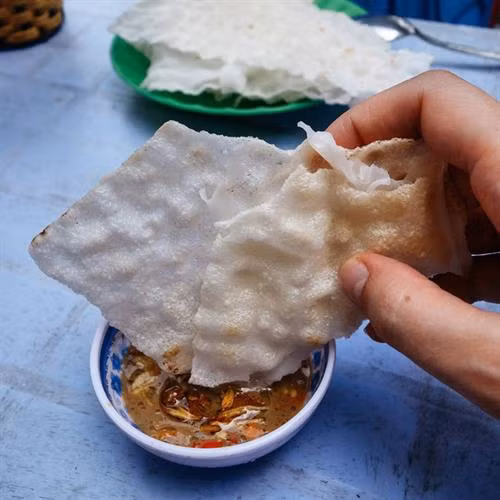 Khi dùng bánh tráng đập, người ăn chỉ cần lấy tay đập lên hai loại bánh tráng để lớp bên ngoài dính vào bánh ướt bên trong, bẻ miếng nhỏ chấm mắm nêm và thưởng thức. Người dân xứ Quảng phi hành giòn cùng một ít dứa thơm dậy mùi làm nên vị ngọt tự nhiên. Món ăn này phù hợp cho những bữa xế, ăn nhẹ nhàng lai rai tận hưởng nét dân dã đặc biệt của ẩm thực tỉnh Quảng Nam.