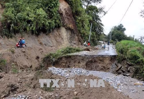 Cảnh sạt lở mất hẳn một đoạn đường tại xã Dào San, huyện Phong Thổ tỉnh Lai Châu. Ảnh: Quý Trung - TTXVN