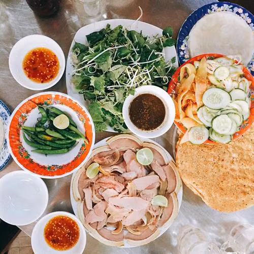 Bê thui Cầu Mống Món ngon nức tiếng tại Quảng Nam khiến thực khách không thể bỏ qua trong thực đơn đồ ăn phải thử tại đây. Thịt bê nhiều đạm, chắc nịch cuốn cùng các loại rau thơm chấm với mắm nêm đặc trưng của Quảng Nam sẽ chinh phục những tín đồ ẩm thực thích món cuốn.