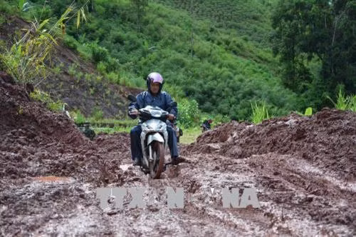 Các phương tiện giao thông qua lại đoạn đường này rất khó khăn. Ảnh: Văn Dũng -TTXVN
