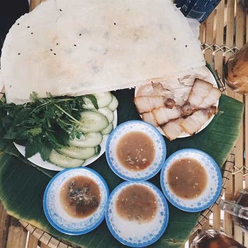 Khi dùng bánh tráng đập, người ăn chỉ cần lấy tay đập lên hai loại bánh tráng để lớp bên ngoài dính vào bánh ướt bên trong, bẻ miếng nhỏ chấm mắm nêm và thưởng thức. Người dân xứ Quảng phi hành giòn cùng một ít dứa thơm dậy mùi làm nên vị ngọt tự nhiên. Món ăn này phù hợp cho những bữa xế, ăn nhẹ nhàng lai rai tận hưởng nét dân dã đặc biệt của ẩm thực tỉnh Quảng Nam.