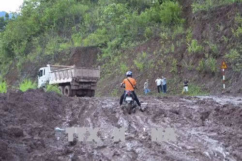 Các phương tiện xe máy, ô tô con gầm thấp có thể qua lại dễ dàng hơn. Ảnh: Văn Dũng - TTXVN