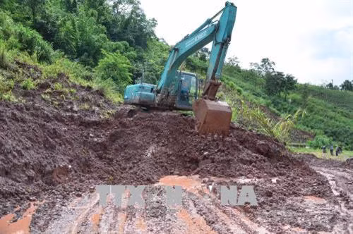 Đơn vị thi công đang khẩn trương khắc phục tại điểm sạt lở. Ảnh: Văn Dũng -TTXVN