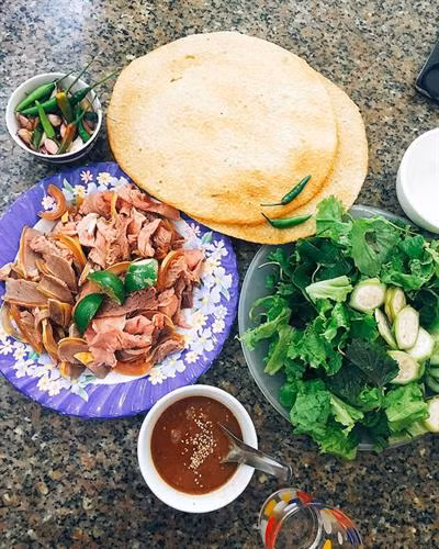 Với các bạn yêu thích mắm nêm, mùi vị của xứ Quảng sẽ cho bạn trải nghiệm hoàn toàn mới dễ gây nghiện. Mắm nêm Quảng Nam đậm đà, thơm ngon quyện với thịt bê và bánh đa nem, các loại rau thơm. Sự kết hợp này sẽ thổi bùng vị giác của thực khách, ghi dấu ấn tượng khó quên.