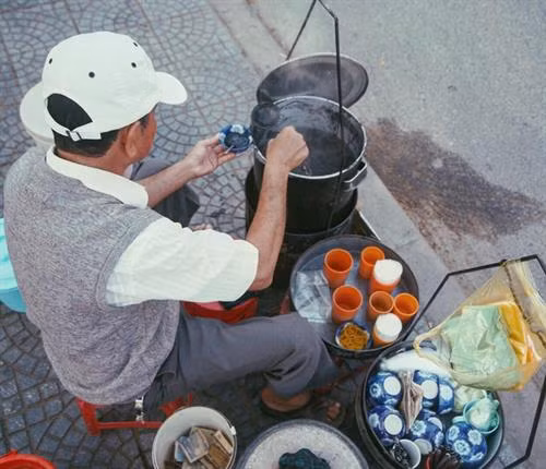 Nhiều du khách nước ngoài ấn tượng với gánh hàng rong của người dân Hội An giữa lòng phố cổ. Họ thích thú việc được ngồi ghế nhựa nhỏ, ăn bát chè nóng ngắm cảnh phố phường sau bữa chính. Xí mà Hội An quy tụ thêm nhiều loại lá cây dược liệu thơm nhẹ, quyện với mùi thơm đặc trưng của mè đen tạo nên hương vị nhẹ nhàng, thanh mát. Người ăn nên bổ sung mè đen thường xuyên trong thực đơn của mình để tăng cường sức đề kháng cho cơ thể.