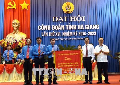 Lãnh đạo tỉnh Hà Giang trao bức trướng tặng Đại hội Công đoàn tỉnh Hà Giang. Ảnh: Minh Tâm-TTXVN